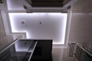 Lichtdecke im Badezimmer.